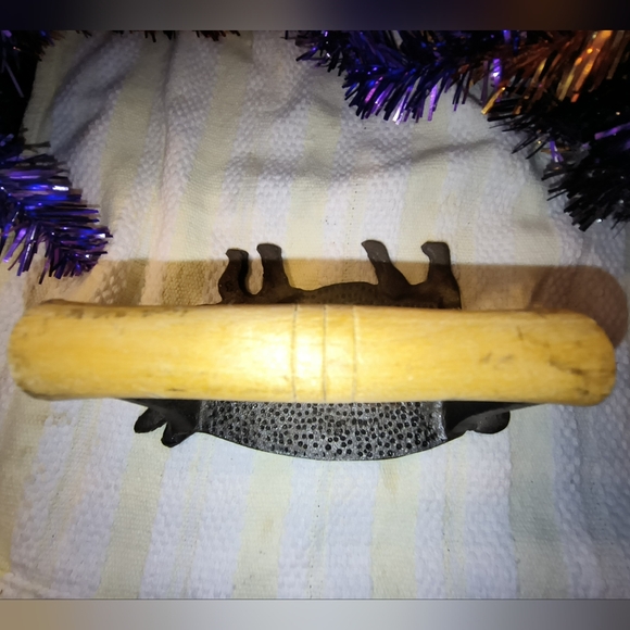 Cast Iron Pig Wooden Handle Bacon Press - Picture 6 of 6